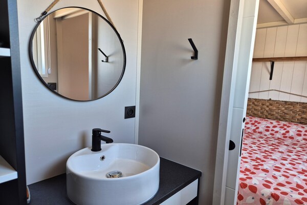Foto van Chalet met zwembad op 500 meter van het strand. - Vakantiehuis in Saint-Pair-sur-Mer - BathRoom
