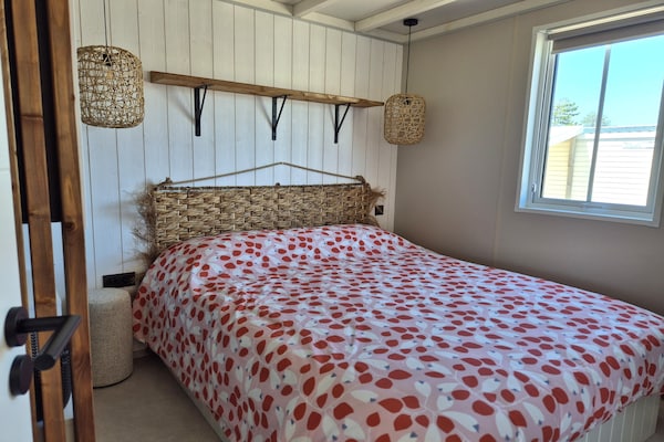 Foto van Chalet met zwembad op 500 meter van het strand. - Vakantiehuis in Saint-Pair-sur-Mer - BedRoom