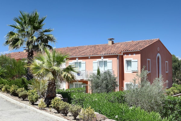 Foto van Ruim appartement vlakbij het strand - Vakantiehuis in Saint-Aygulf - ExteriorSummer