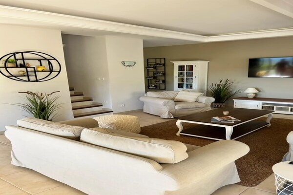 Foto van Villa in Le Muy met zwembad en meer - Vakantiehuis in Le muy - LivingRoom