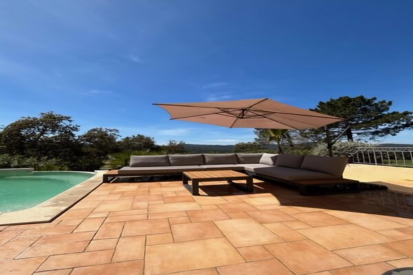 Foto van Villa in Le Muy met zwembad en meer - Vakantiehuis in Le muy - TerraceBalcony