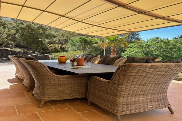 Foto van Villa in Le Muy met zwembad en meer - Vakantiehuis in Le muy - TerraceBalcony