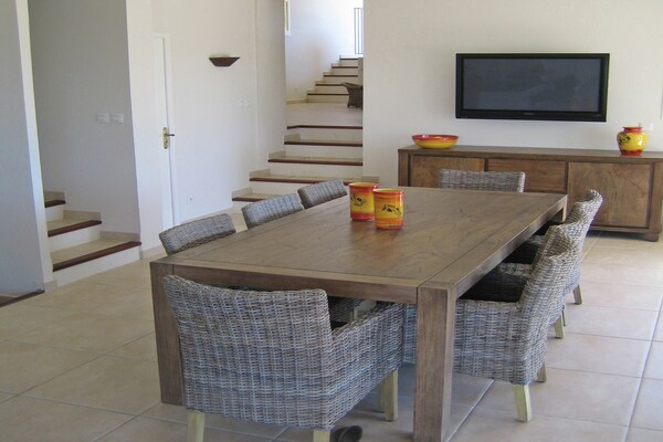 Foto van Villa in Le Muy met zwembad en meer - Vakantiehuis in Le muy - DiningRoom