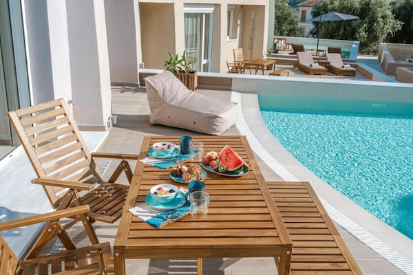 Foto van Chique familievilla met zwembad in Syvota - Vakantiehuis in Syvota - TerraceBalcony