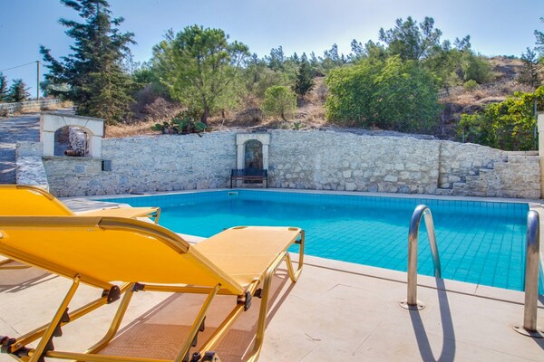 Foto van Villa op Kreta met Zwembad en Uitzicht - Vakantiehuis in Malades - PoolOfHouse