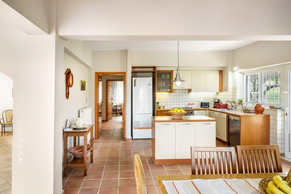Foto van Charming spacious house, 5min from Rethymno! - Vakantiehuis in Tria Monastiria - Kitchen