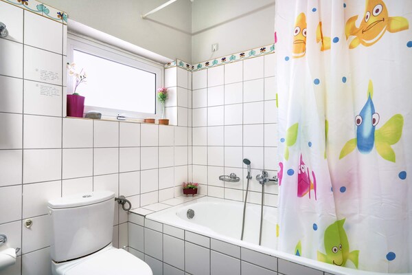 Foto van Charming spacious house, 5min from Rethymno! - Vakantiehuis in Tria Monastiria - BathRoom