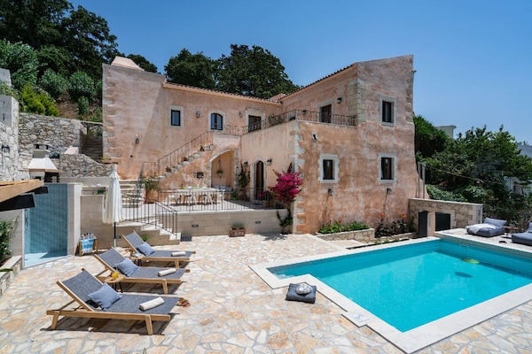 Foto van Armeni Mountain Oasis met 3 slaapkamers - Vakantiehuis in Armeni - PoolOfHouse