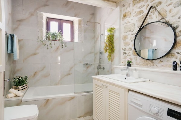 Foto van Armeni Mountain Oasis met 3 slaapkamers - Vakantiehuis in Armeni - BathRoom