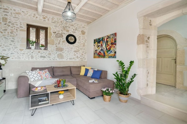 Foto van Armeni Mountain Oasis met 3 slaapkamers - Vakantiehuis in Armeni - LivingRoom