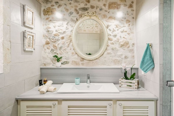 Foto van Armeni Mountain Oasis met 3 slaapkamers - Vakantiehuis in Armeni - BathRoom