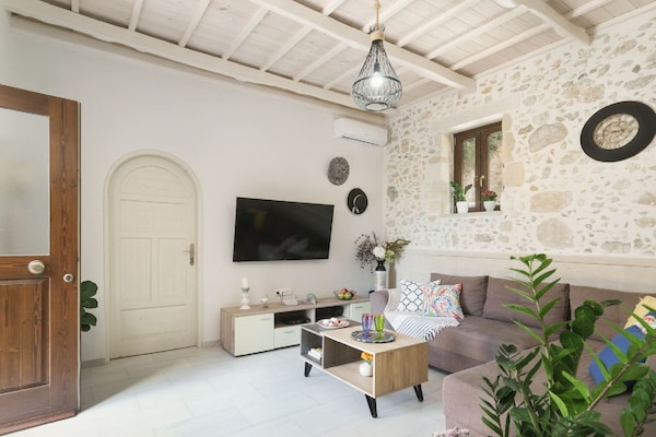 Foto van Armeni Mountain Oasis met 3 slaapkamers - Vakantiehuis in Armeni - LivingRoom