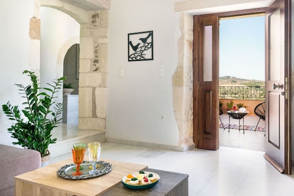 Foto van Armeni Mountain Oasis met 3 slaapkamers - Vakantiehuis in Armeni - LivingRoom