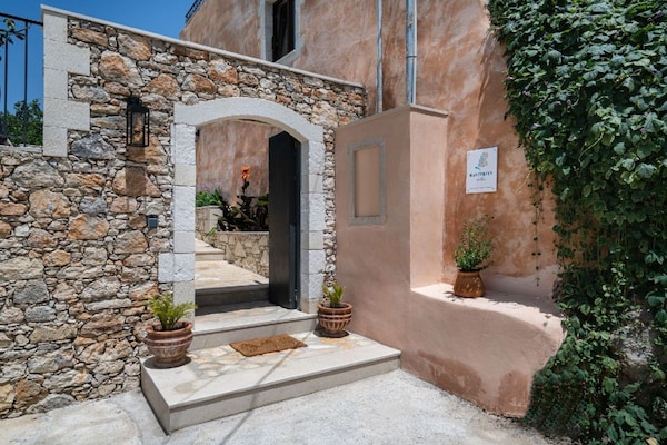 Foto van Armeni Mountain Oasis met 3 slaapkamers - Vakantiehuis in Armeni - ExteriorSummer