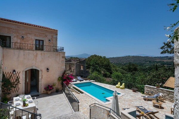 Foto van Armeni Mountain Oasis met 3 slaapkamers - Vakantiehuis in Armeni - PoolOfHouse