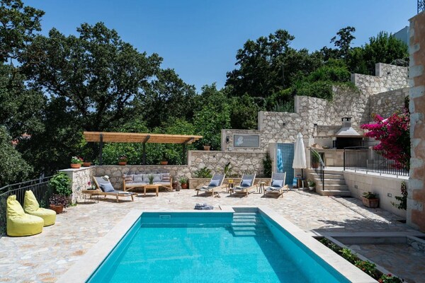 Foto van Armeni Mountain Oasis met 3 slaapkamers - Vakantiehuis in Armeni - PoolOfHouse