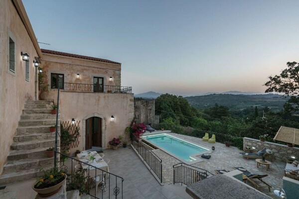 Foto van Armeni Mountain Oasis met 3 slaapkamers - Vakantiehuis in Armeni - PoolOfHouse