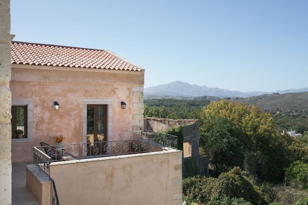Foto van Armeni Mountain Oasis met 3 slaapkamers - Vakantiehuis in Armeni - ExteriorSummer