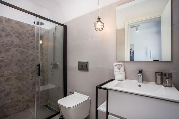 Foto van Luxe villa met privézwembad. - Vakantiehuis in Kalythies - BathRoom