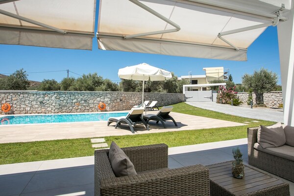 Foto van Luxe villa met privézwembad. - Vakantiehuis in Kalythies - TerraceBalcony