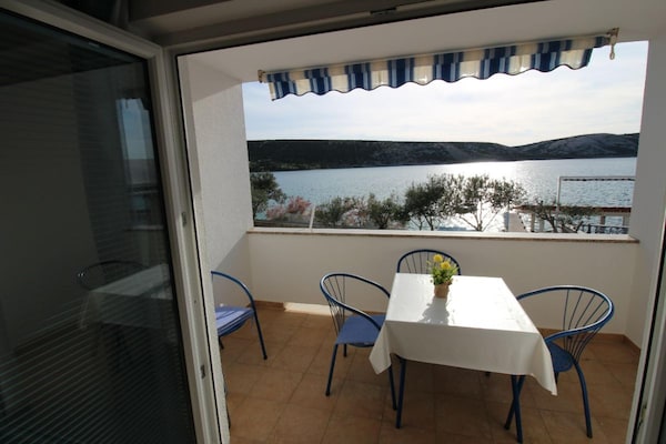Foto van Charmant appartement aan zee voor 4 personen - Vakantiehuis in Stara Novalja - LivingRoom
