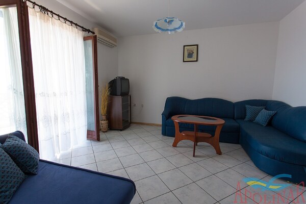 Foto van Appartement in Kroatië met zeezichtterras - Vakantiehuis in Malinska - LivingRoom
