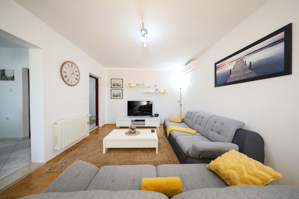 Foto van Vakantiehuis in Policnik met privézwembad - Vakantiehuis in Policnik - LivingRoom