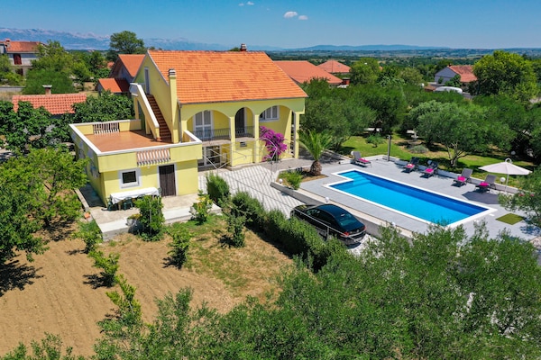 Foto van Vakantiehuis in Policnik met privézwembad - Vakantiehuis in Policnik - ExteriorSummer