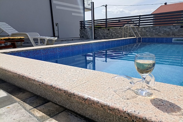 Foto van Vakantiehuis in Senj met zwembad bij zee - Vakantiehuis in Senj - Ambiance