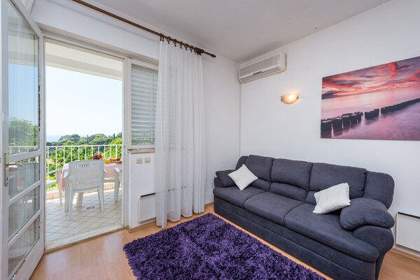 Foto van Apartment Lena - Three-Bedroom Apartment with Balcony and Sea View - LivingRoom