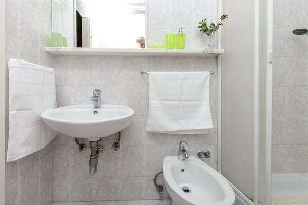 Foto van Apartment Matic - Two-Bedroom Apartment - Vakantiehuis in Dubrovnik - BathRoom