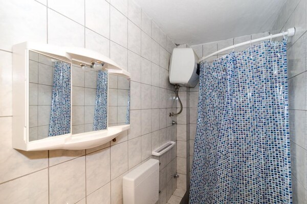 Foto van Apartments Ereš Zuronja-One-Bedroom Apartment with Sea View 3 - BathRoom