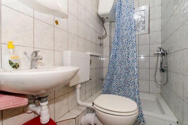 Foto van Apartments Ereš Zuronja-One-Bedroom Apartment with Sea View 3 - BathRoom