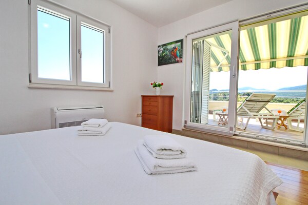 Foto van Apartments Gusti - Two-Bedroom Apartment with Balcony and Sea View - BedRoom