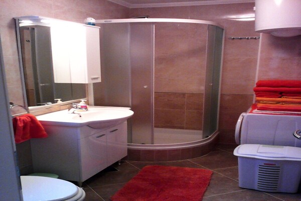 Foto van Apartment Gigi - Two Bedroom Apartment with Terrace and Sea View - BathRoom