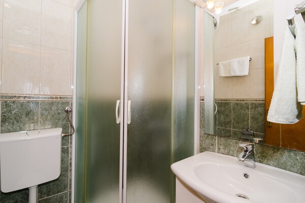 Foto van Apartments Villa Dingač-Borak - Two Bedroom Apartment with Terrace No. 1 - BathRoom