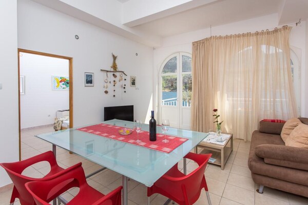 Foto van Appartement met 2 slaapkamers en uitzicht op zee - Vakantiehuis in Trstenik - DiningRoom