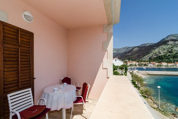 Foto van Apartments Bezek - Studio Apartment with Sea View - Vakantiehuis in Trstenik - TerraceBalcony