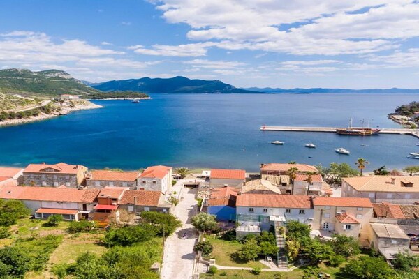 Foto van Apartments Bezek - Studio Apartment with Sea View - Vakantiehuis in Trstenik - View