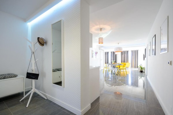 Foto van Apartments Villa Capitano - Two Bedroom Apartment with Balcony and Sea View (ŽUTI) - DiningRoom
