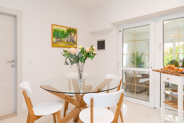Foto van Apartments Tino- Two Bedroom Apartment with Terrace and Sea View(A2) - DiningRoom