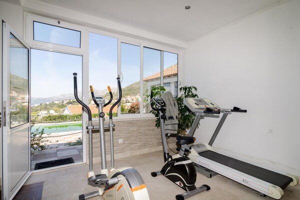 Foto van Apartments Villa Bell Memories-Studio Apartment with Balcony and Sea View (A2) - gym