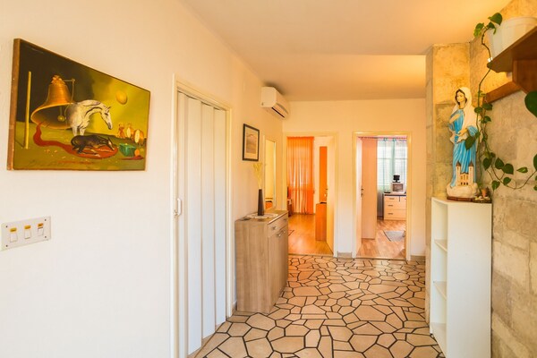 Foto van Apartments Sany- Two Bedroom Apartment with Balcony and Sea View - Indoor