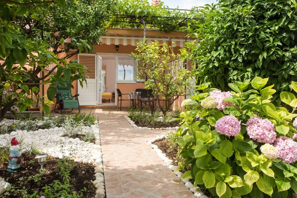 Foto van Apartments Bibijana- Premium Studio Apartment with Patio and Sea View (APARTMAN 3) - terrace
