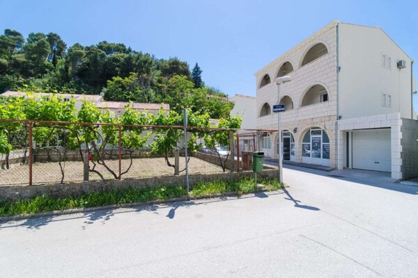 Foto van Apartments & Rooms Barišić - Standard Double Room with Balcony and Garden View (Soba 5) - Outdoor