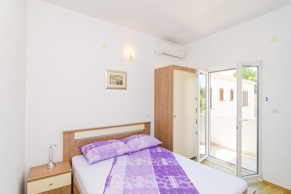 Foto van Apartments & Rooms Barišić - Standard Double Room with Balcony and Garden View (Soba 5) - Indoor