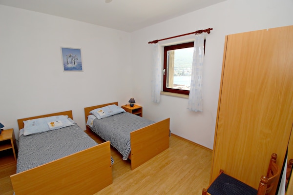 Foto van Apartment Classic Korčula - Two Bedroom Apartment with Terrace and Sea View - BedRoom
