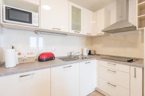 Foto van Apartment Luce Royal - One Bedroom Apartment with Balcony and Sea View - Kitchen