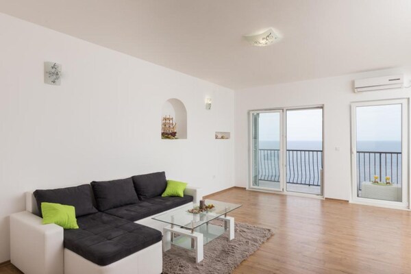 Foto van Apartment Manuela - One-Bedroom Apartment with Balcony and Sea View - LivingRoom