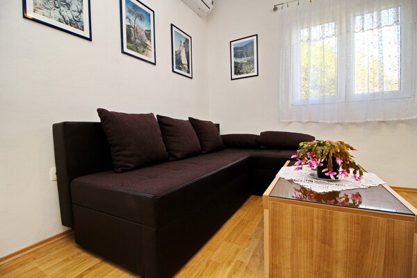 Foto van Apartments Nodilo - One Bedroom Apartment with Balcony and Sea View (Apt 1) - LivingRoom